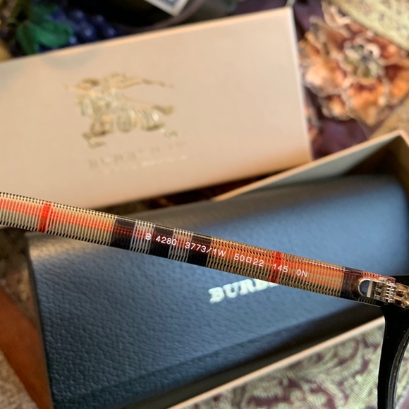 Authentic BURBERRY 50mm checkered Round UNISEX optical glasses - Picture 6 of 9